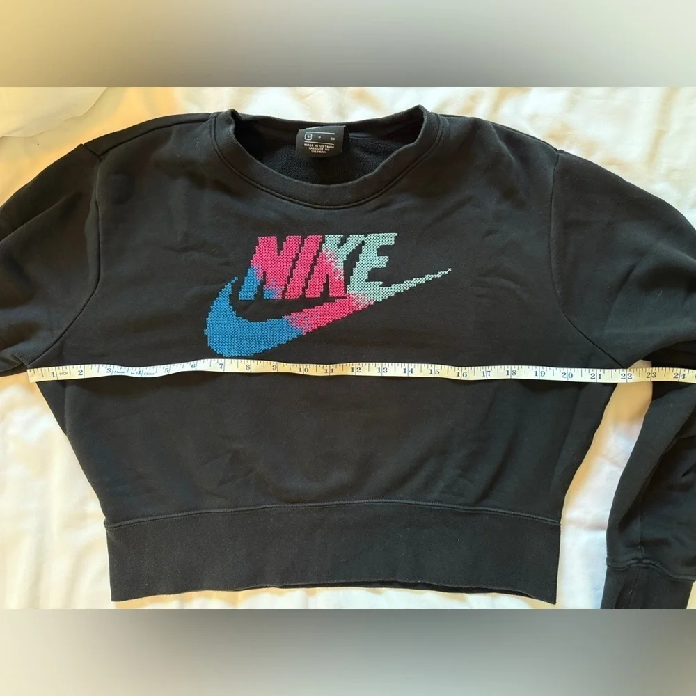 Nike Black Crew Neck Cropped Long Sleeve Sweatshirt Women's Small